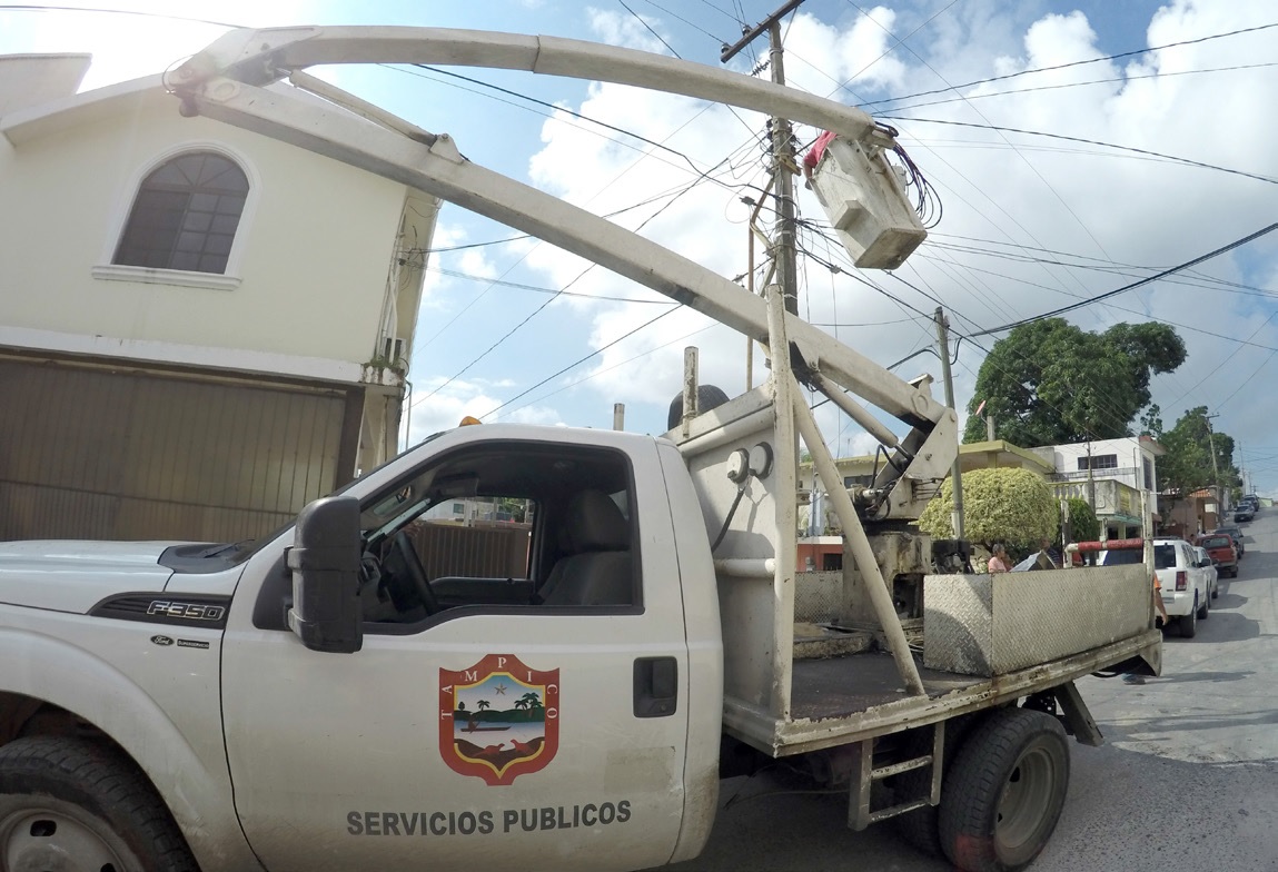 Camioneta de la CFE.