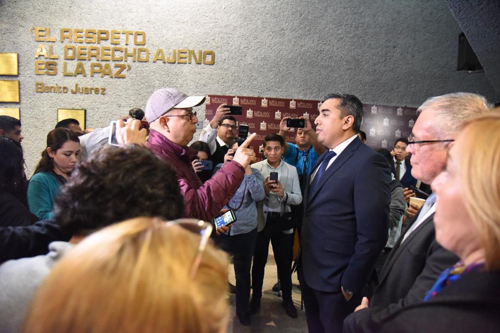 Una vez concluidos los reclamos, personal de seguridad del Congreso sacó a Mario Rodríguez entre empujones. Foto: Raúl Palacios