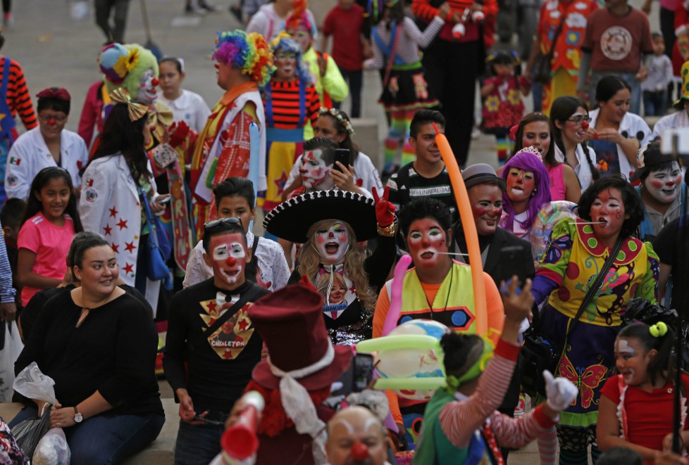 Un desfile lleno de risas y diversión fue el que ofrecieron los payasos en su día. (Fernando Carranza)