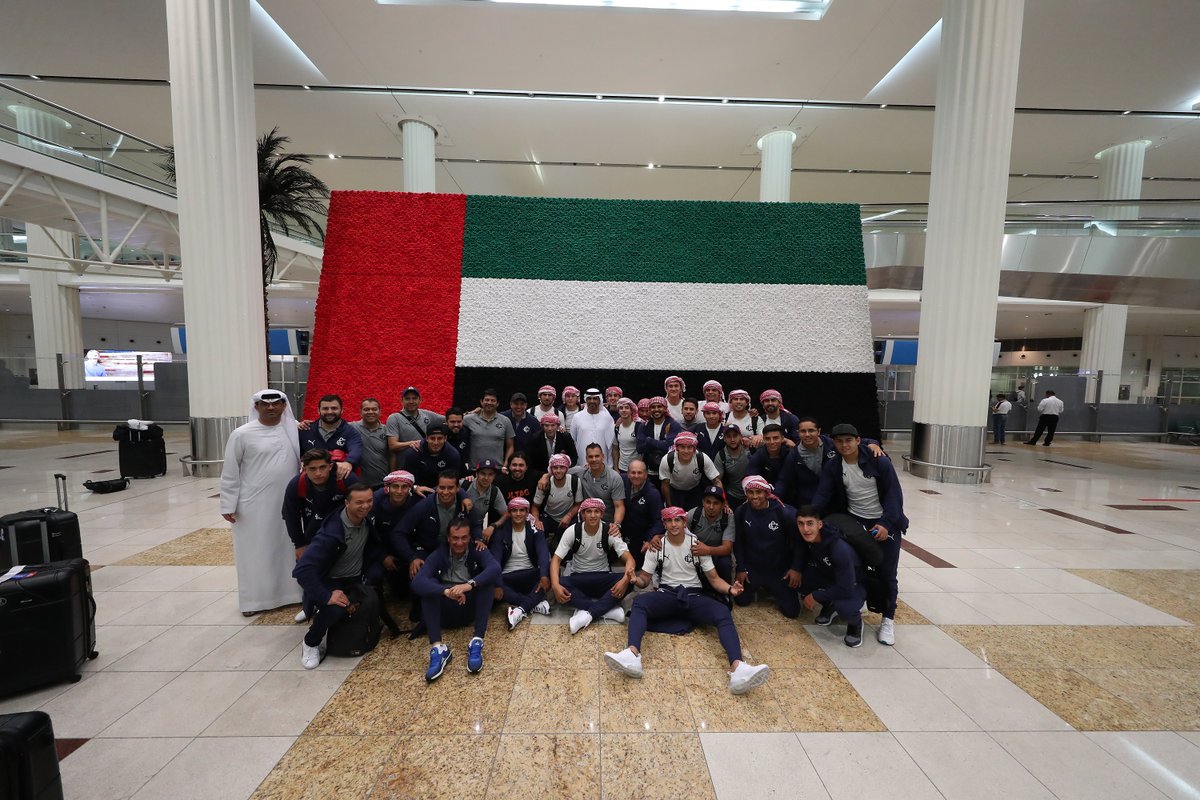 Futbolistas y técnicos del Rebaño recibieron un turbante en su llegada a Dubai (Twitter @Chivas)