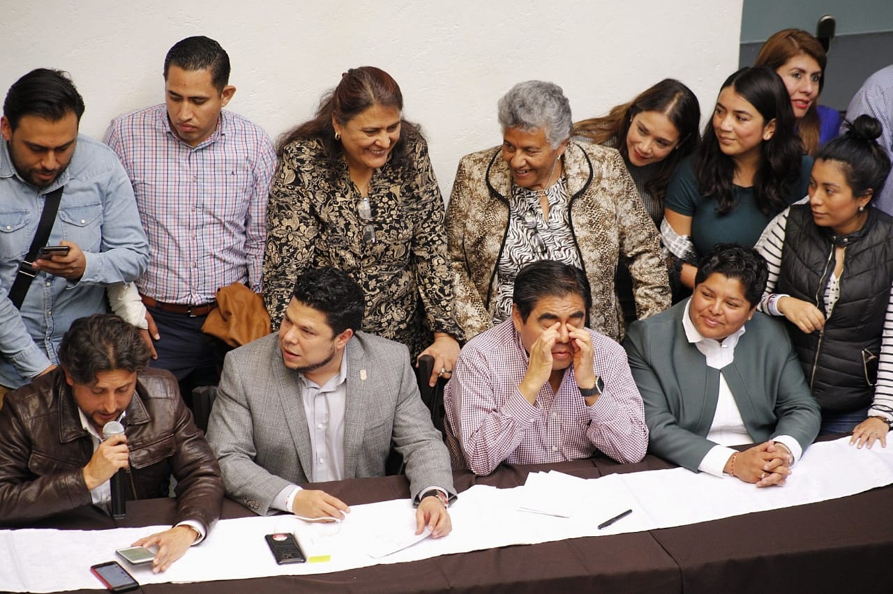 Luis Miguel Barbosa, acompañado de diputados locales, diputados federales, regidores y presidentes municipales en rueda de prensa. (Andrés Lobato)