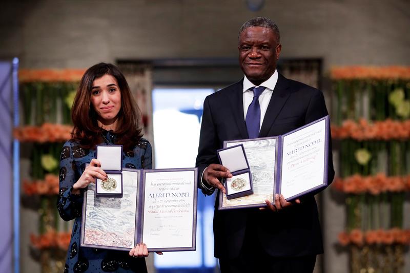 Nadia Murad y Denis Mukwege con sus galardones tras recoger el premio Nobel de la Paz, en Oslo. |EFE