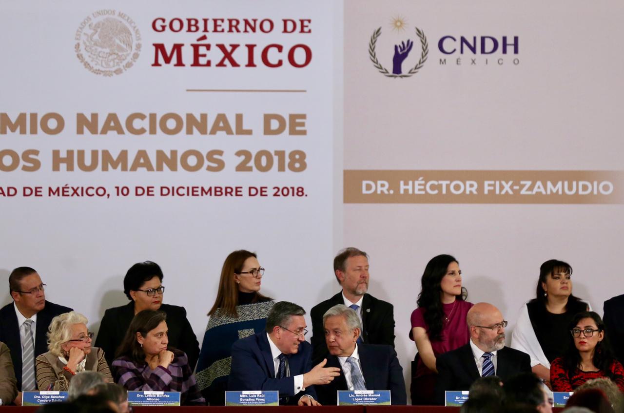 El ombudsman nacional, Raúl González Pérez, junto al presidente Andrés Manuel López Obrador en Palacio Nacional. (Nelly Salas)