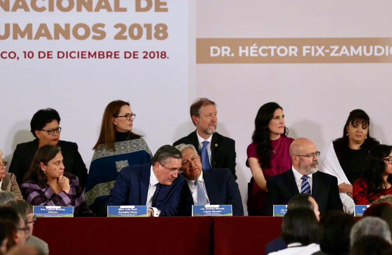 El presidente de la CNDH, Luis Raúl González Pérez, dialogo con AMLO durante la entrega del premio de derechos humanos. (Nelly Salas)