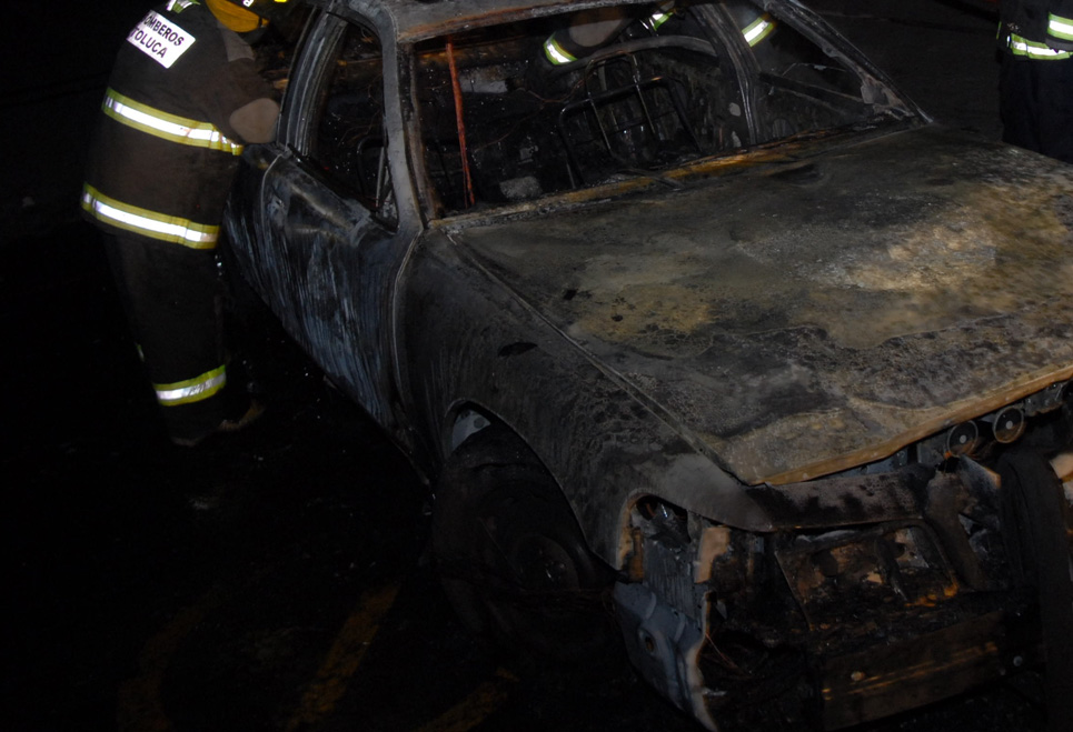 Quemaron una camioneta presuntamente cargada con combustible. (archivo)