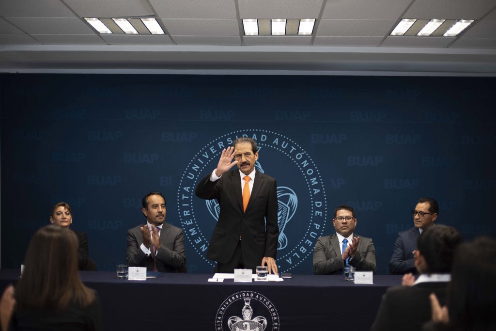 Alfonso Esparza Ortiz, durante el Primer Informe de Labores del director de la Facultad de Cultura Física, Rodrigo Iván Aguilar Enríquez (Especial)