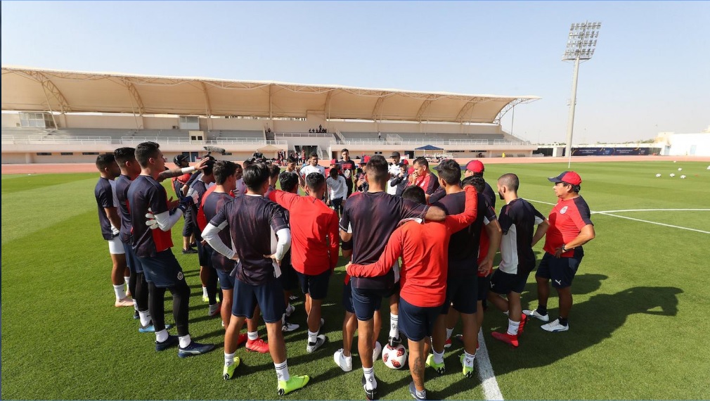 Chivas en su primer entrenamiento en EAU (Foto: Chivas)
