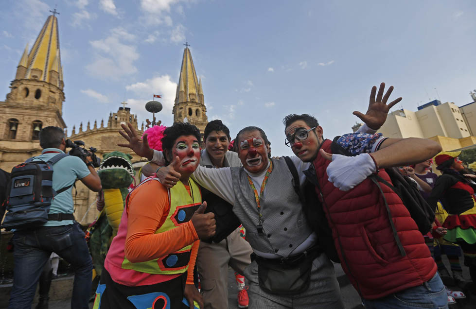 Payasos realizan desfile en el centro de Guadalajara