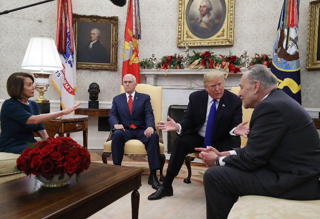 Donald Trump se reunió con los líderes demócratas Nancy Pelosi y Chuck Schumer. (AFP)
