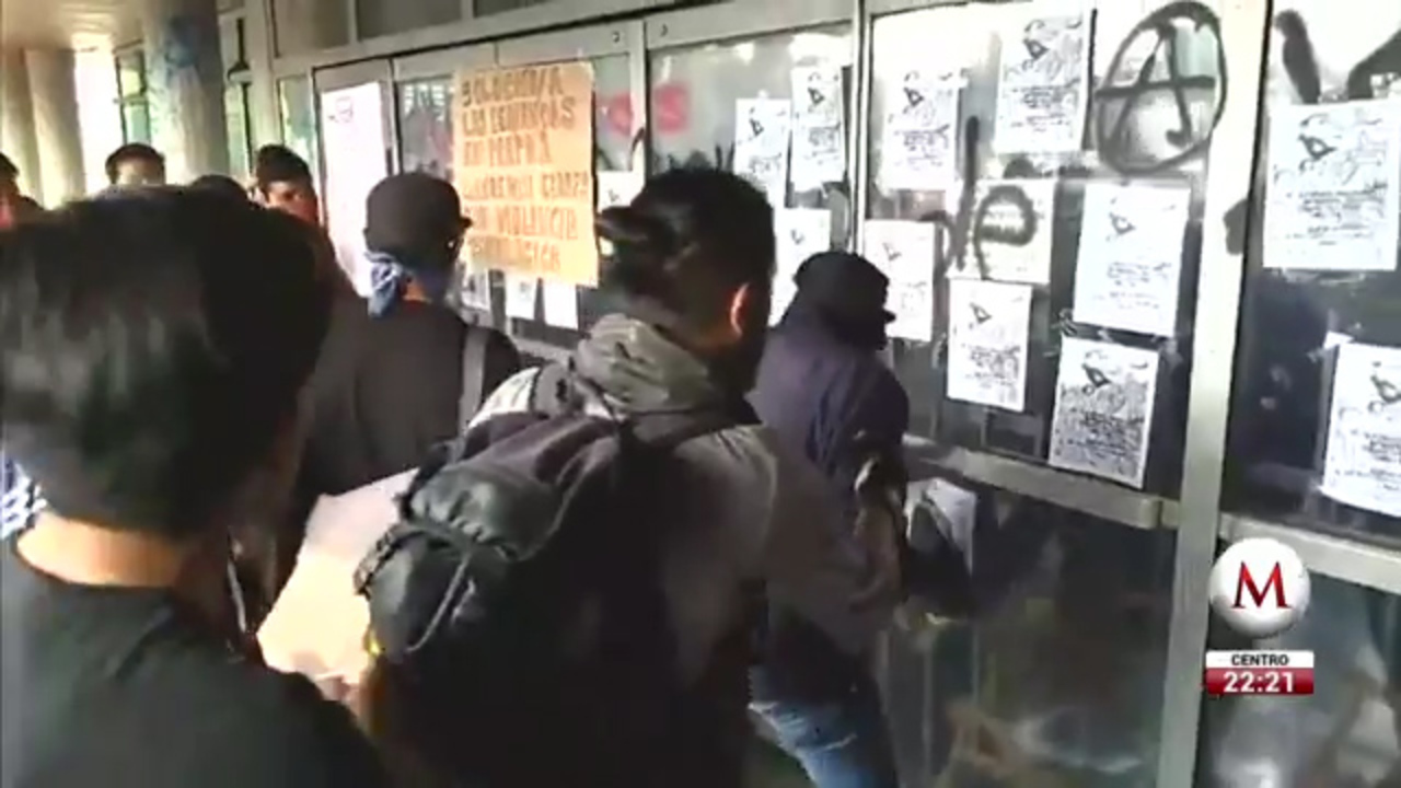 Encapuchados causan disturbios en Rectoría de la UNAM