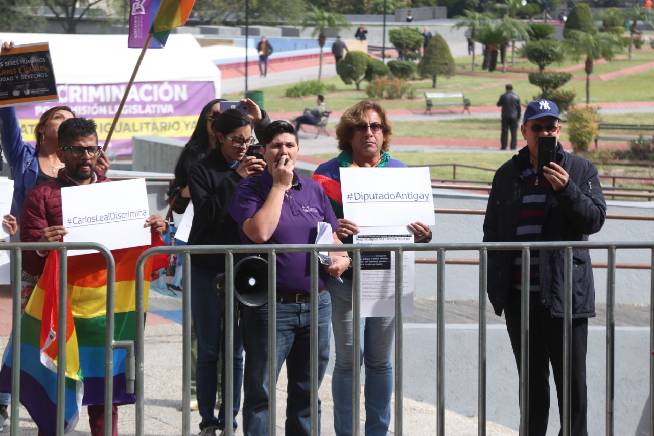 Un grupo de unas 15 personas, integrantes del movimiento, acudieron a la entrada del Congreso del Estado para exigir ser atendidos por los legisladore