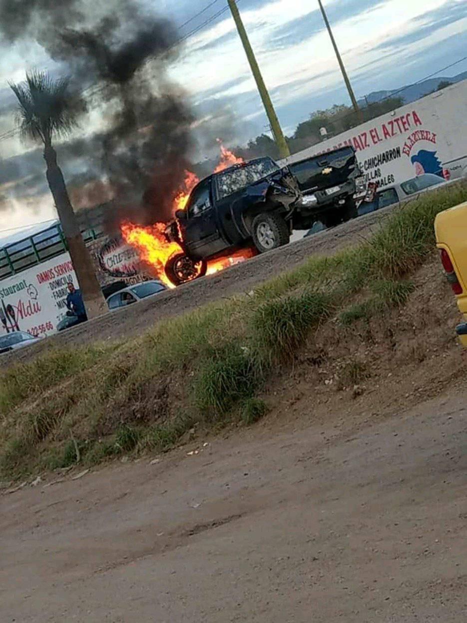 Los hombres armados incendiaron varios automóviles durante la balacera. (Felipe Larios Gaxiola)