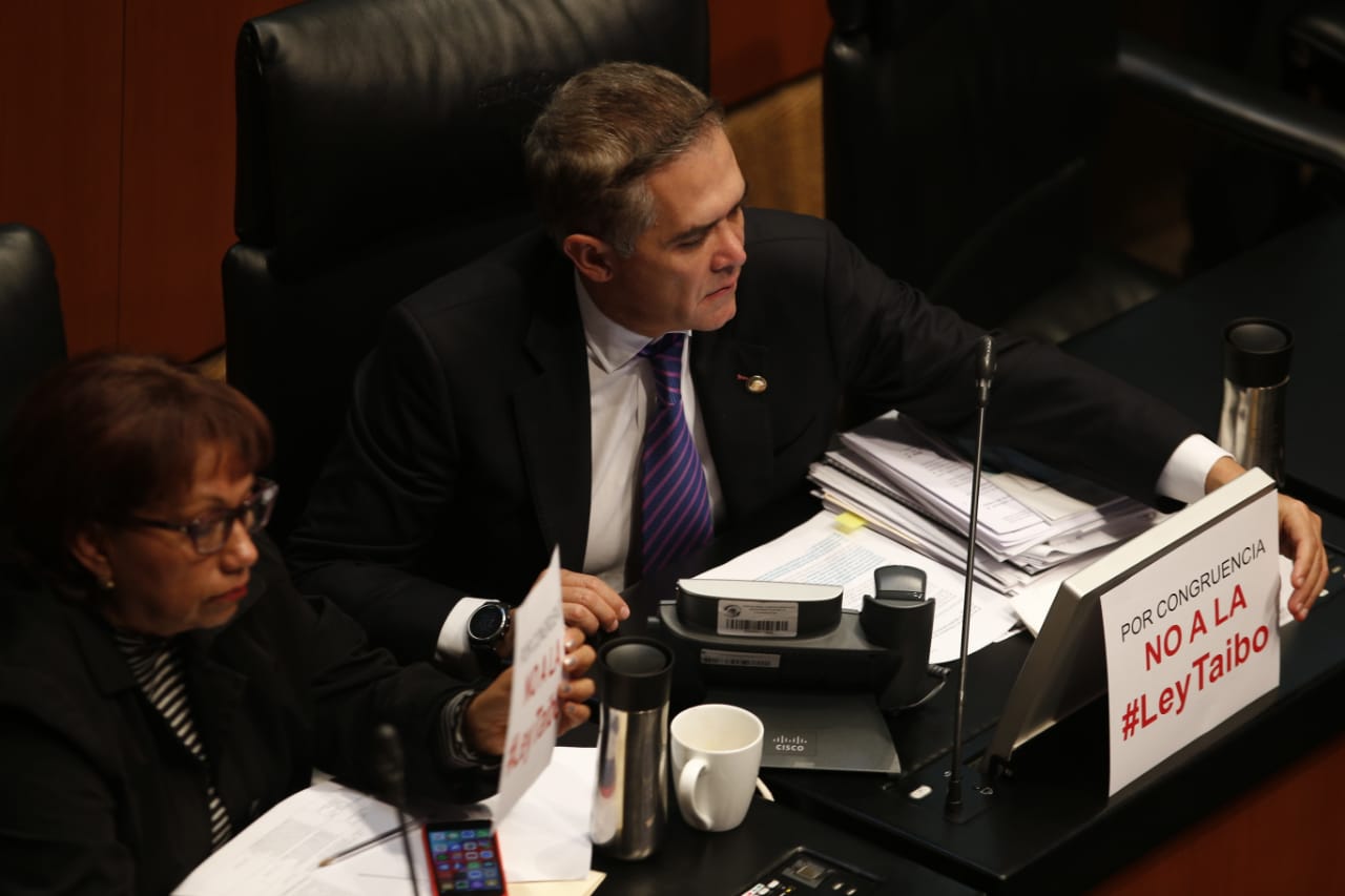 Miguel Ángel Mancera también se sumó a las protestas contra la Ley Federal de las Entidades Paraestatales. (Hécor Téllez)