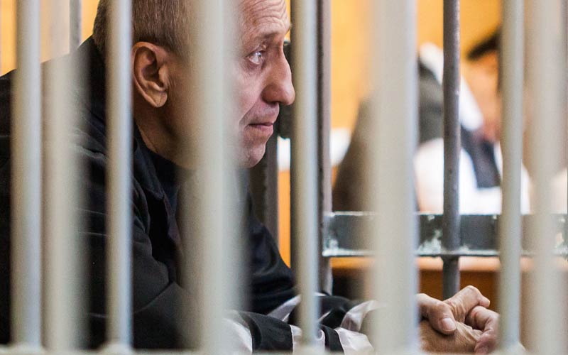 Mijail Popkov, dentro de la jaula de los acusados durante una audiencia judicial en Irkutsk, Rusia. (AFP)