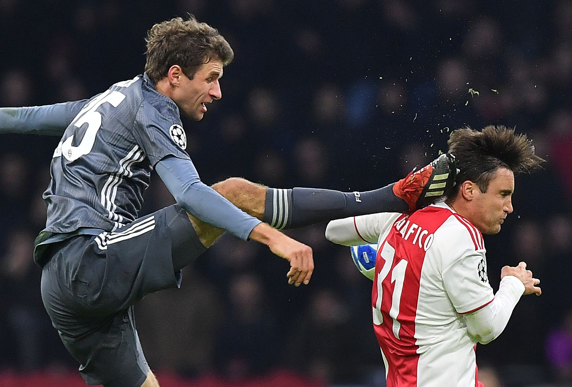La brutal patada de Thomas Müller a Nicolás Tagliafico (AFP)