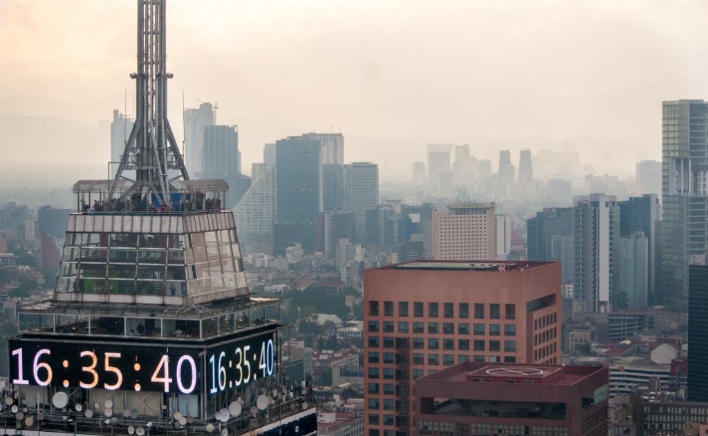 México. Los edificios de la Ciudad de México sobresalen bajo una tarde brumosa y altos niveles de contaminación. (Cuartoscuro)