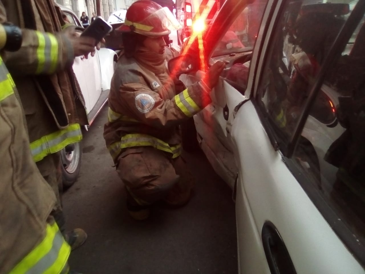 En pocos minutos, los Bomberos lograron rescatar a la conductora. (Especial)
