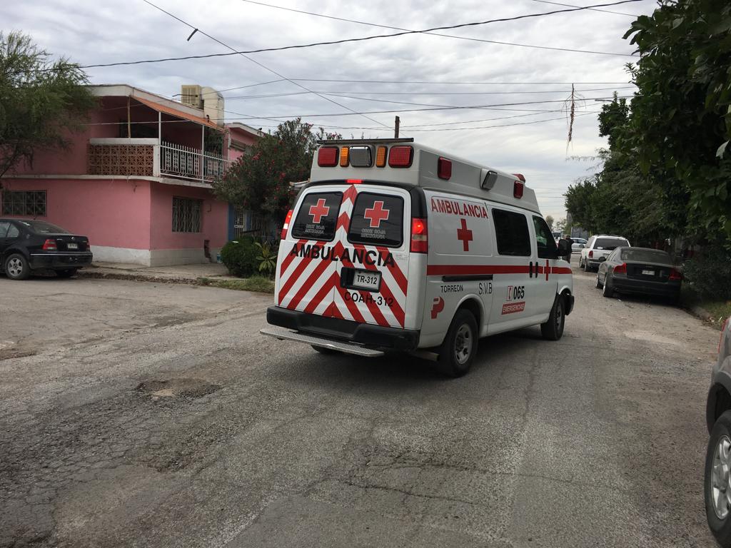 La mujer lesionada se identificó como Mirna de 40 años, a quien le dejó heridas en los brazos y cuello. (Especial)