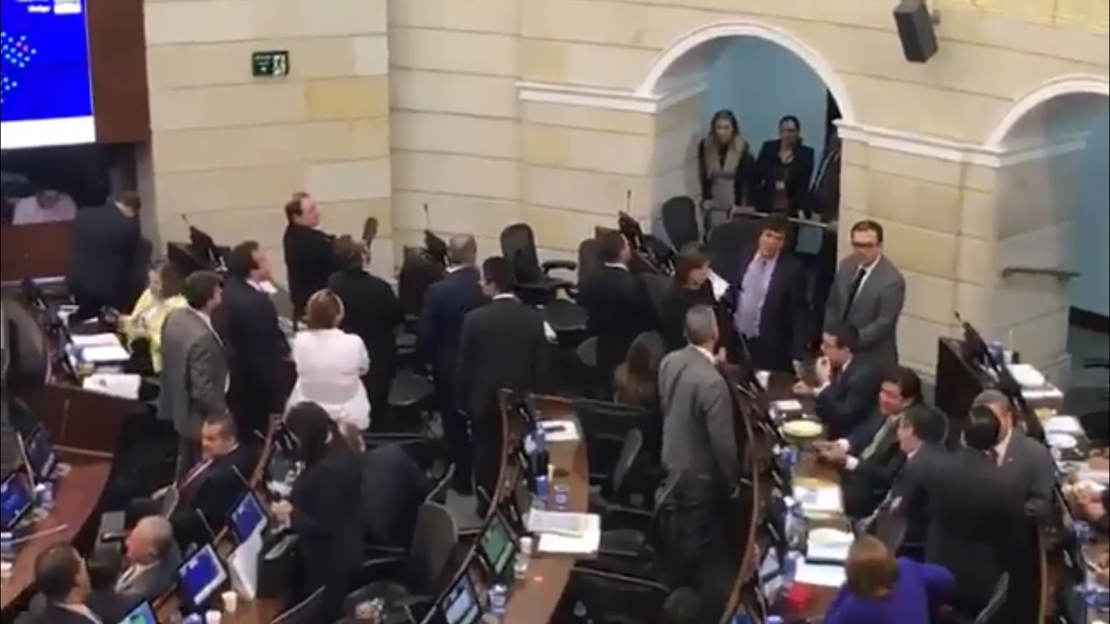 Los ratones cayeron al salón cuando la senadora Ramírez le entregaba el árbol de la reconciliación al ex presidente y congresista Álvaro Uribe. Tomada