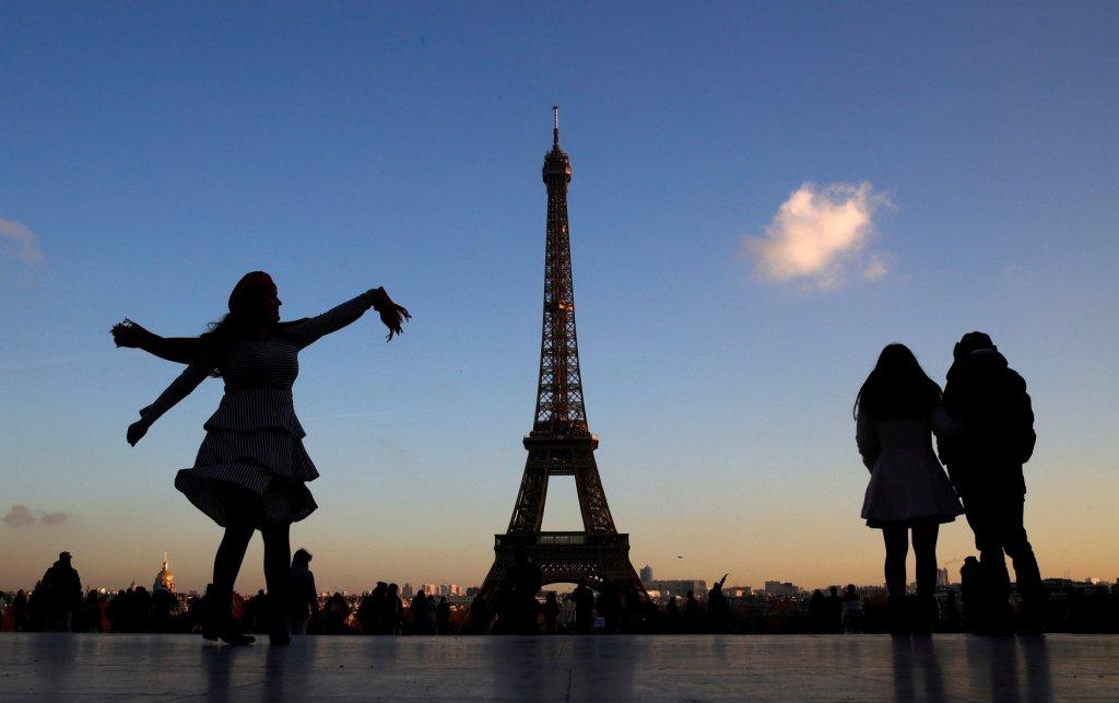 Los turistas disfrutando de la Torre Eiffel después de las protestas (Reuters)