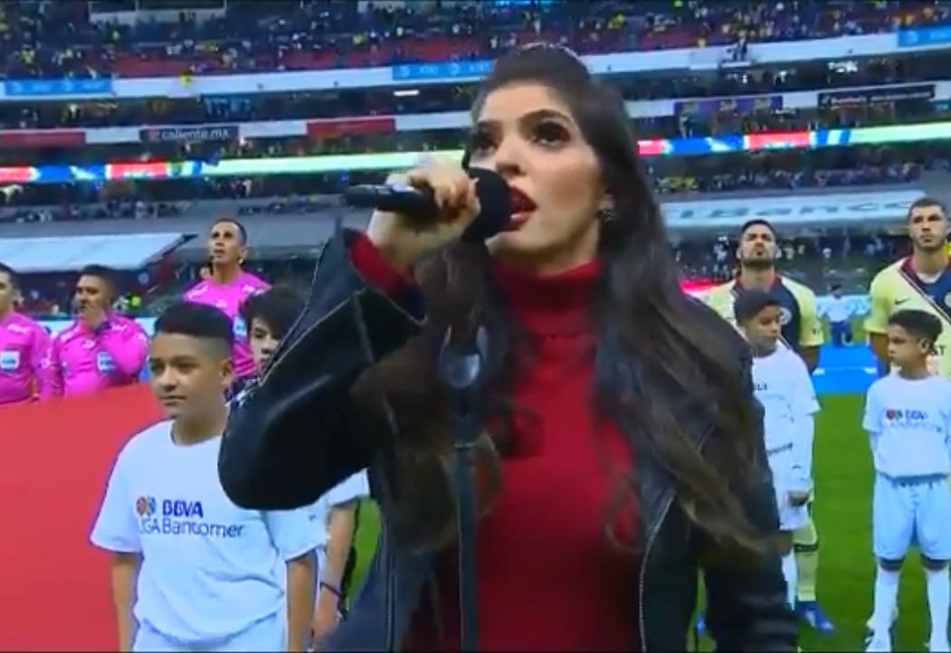 Ana Bárbara se equivoca al cantar el Himno Nacional (Foto: Especial)