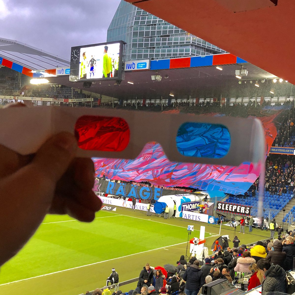 La bandera 3D que causó sensación en el juego del Basilea en Suiza (Twitter @FCBasel1893)
