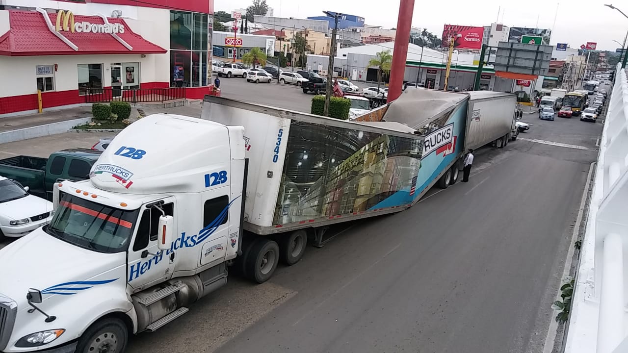 Cargaba una gran cantidad de abarrotes cuando sobrevino el accidente (José Luis Tampico)