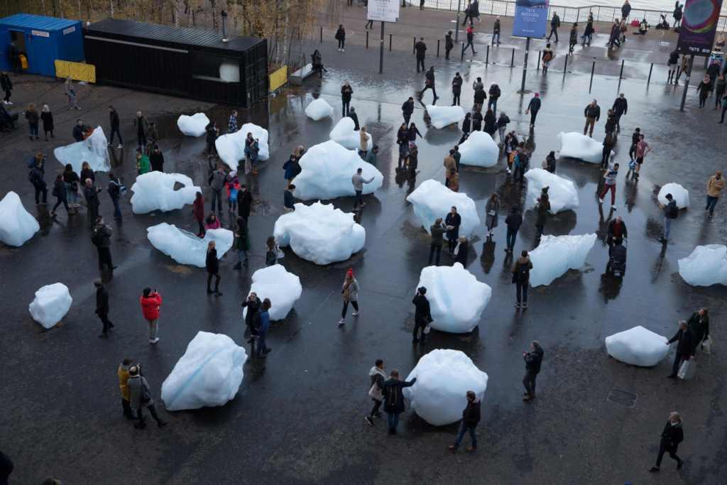 El hielo se extrajo del fiordo de Nuup Kangerlua, en Groenlandia, y se transportó a Gran Bretaña en contenedores. AFP