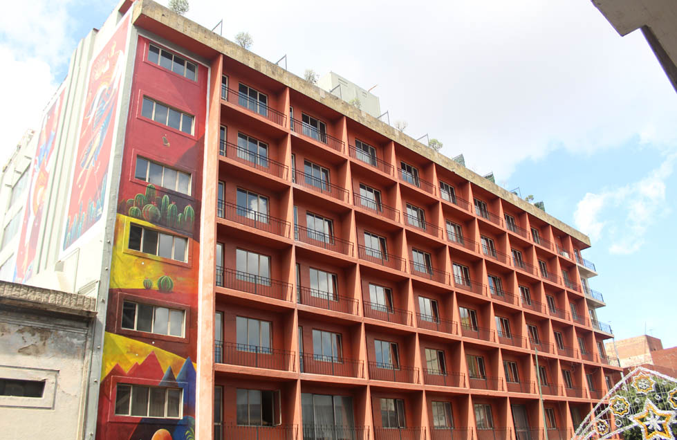 El Hotel Fénix ha renovado su fachada con murales (Cortesía Martín Quirarte).