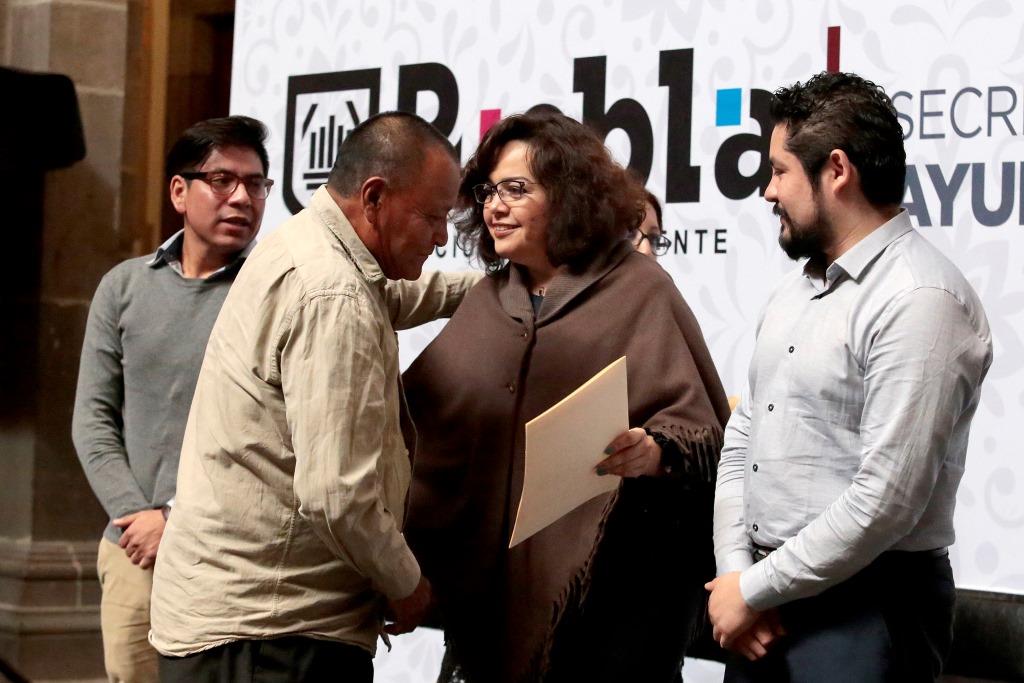 Liza Aceves, Secretaria del Ayuntamiento, encabezó la entrega de escrituras y certificados de predio del ayuntamiento de Puebla. (Agencia Enfoque)