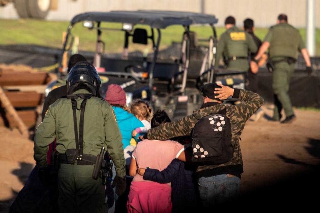 Los migrantes fueron detenidos tras ingresar a Estados Unidos. (AFP)