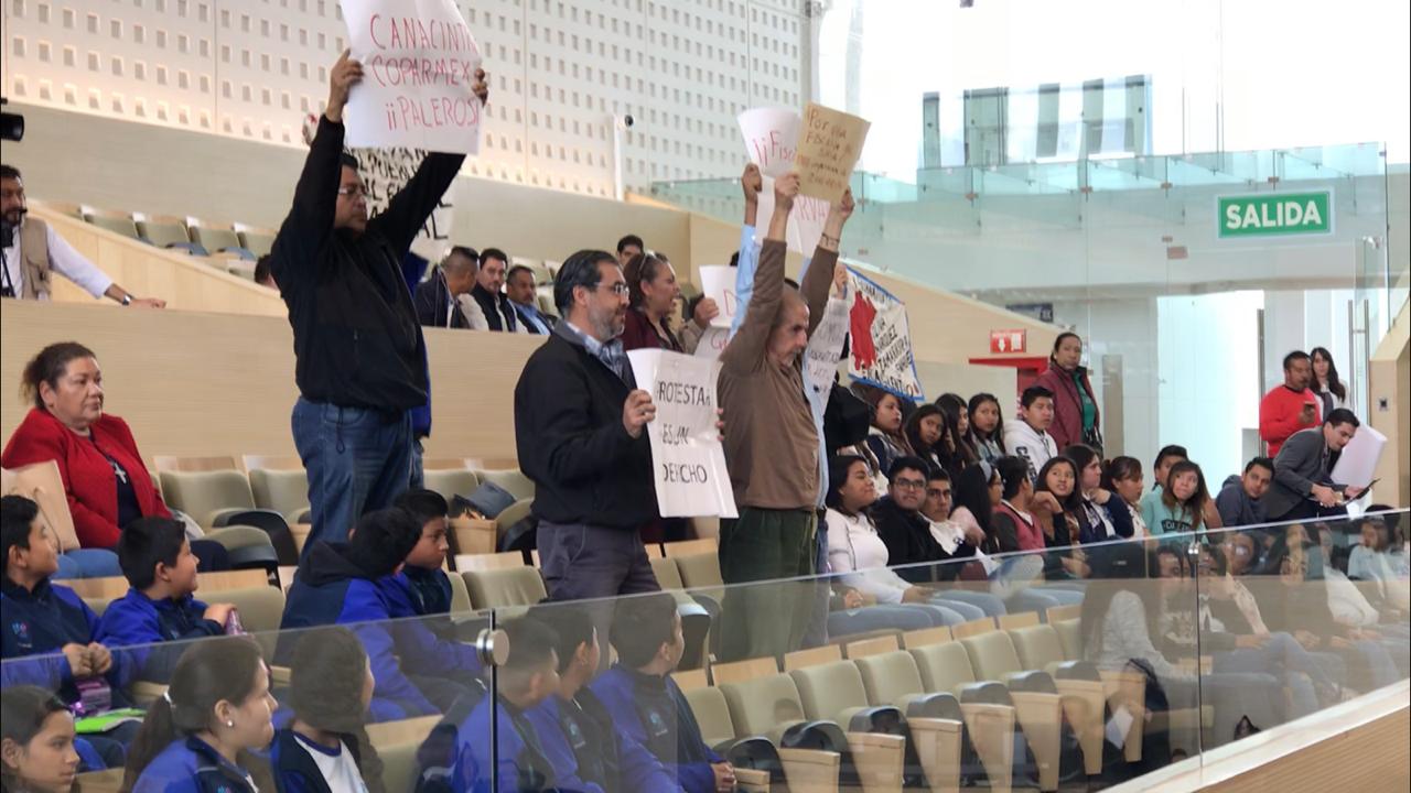 Manifestación en el Congreso en contra de que Carlos Zamarripa (Carlos Olvera)