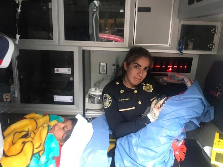 Una policía ayudó a una mujer a dar a luz en la colonia San Ángel. (Especial)