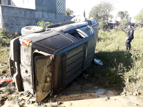 Tras la persecución, la camioneta quedó volcada. (Foto: Especial)