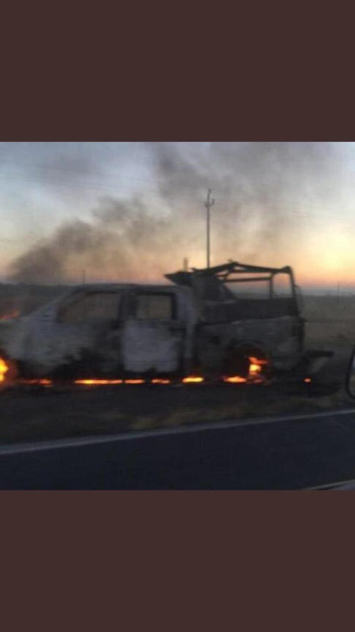 Una camioneta de la Marina quedó incendiada. (Especial)