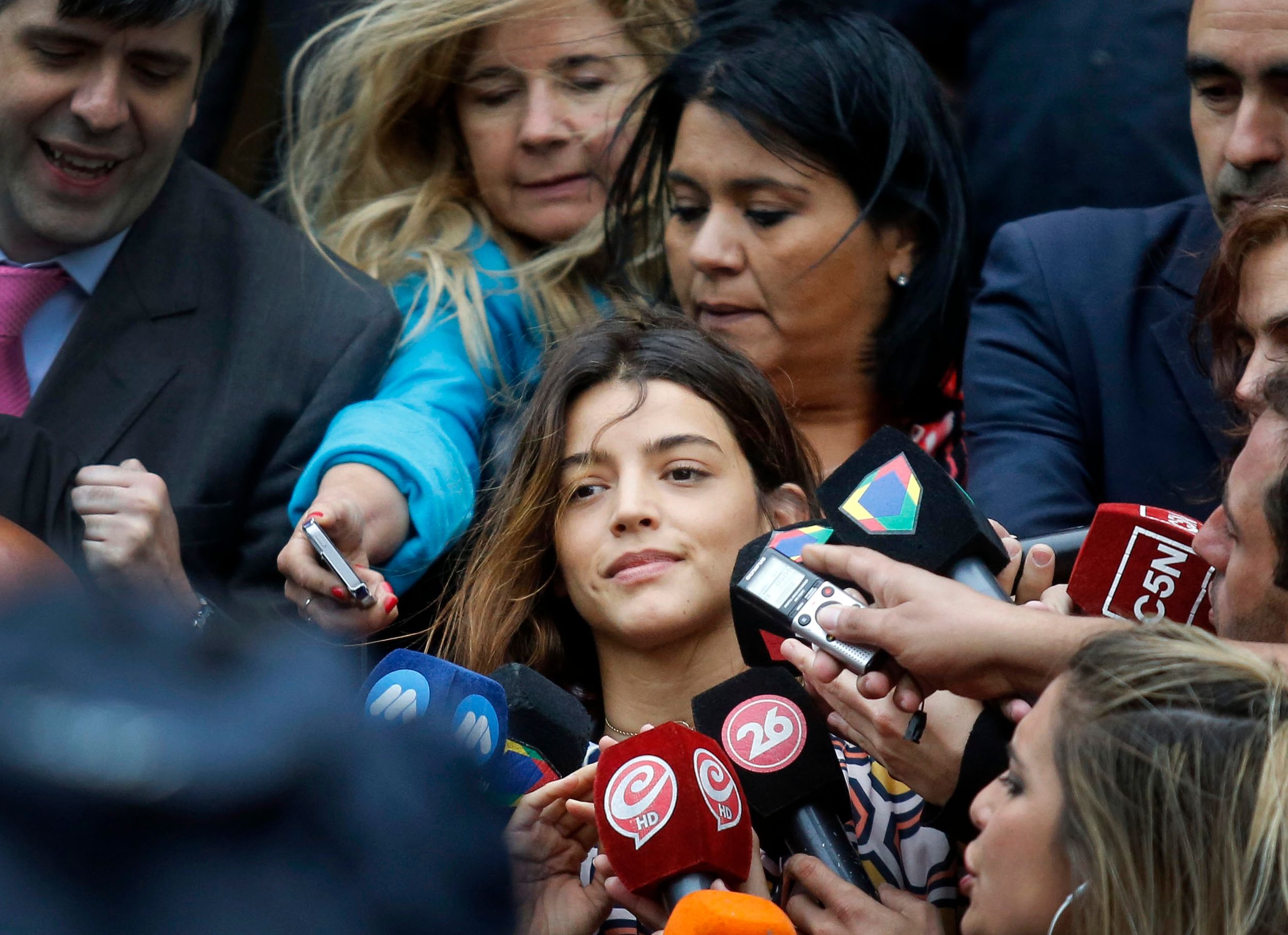 La actriz argentina Calu Rivero declarando a la prensa sobre la acusación de Thlema Fardín (AFP)