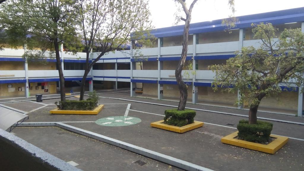 Alumnos ingresaron al plantel para celebrar el 'Baile de Invierno'.