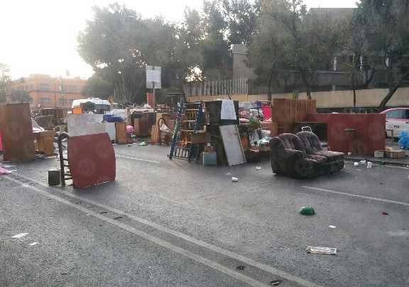 Los desalojados mantienen bloqueado el cruce de Arcos de Belén con Revillagigedo. | Jorge Becerril