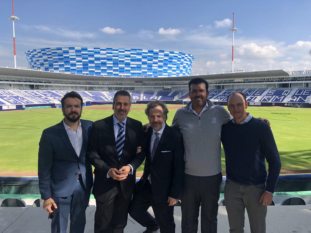Encabezados por los empresarios, José Miguel Bejos, así como por José Chedraui Budib, la directiva de Pericos de Puebla visito el estadio Hermanos Ser