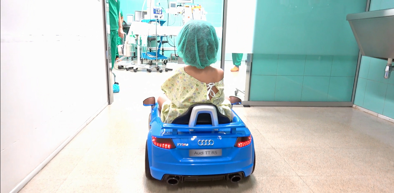 En el hospital Parc Taulí en Barcelona los niños que entran al quirófano lo hacen en un Audi azul. (Especial)