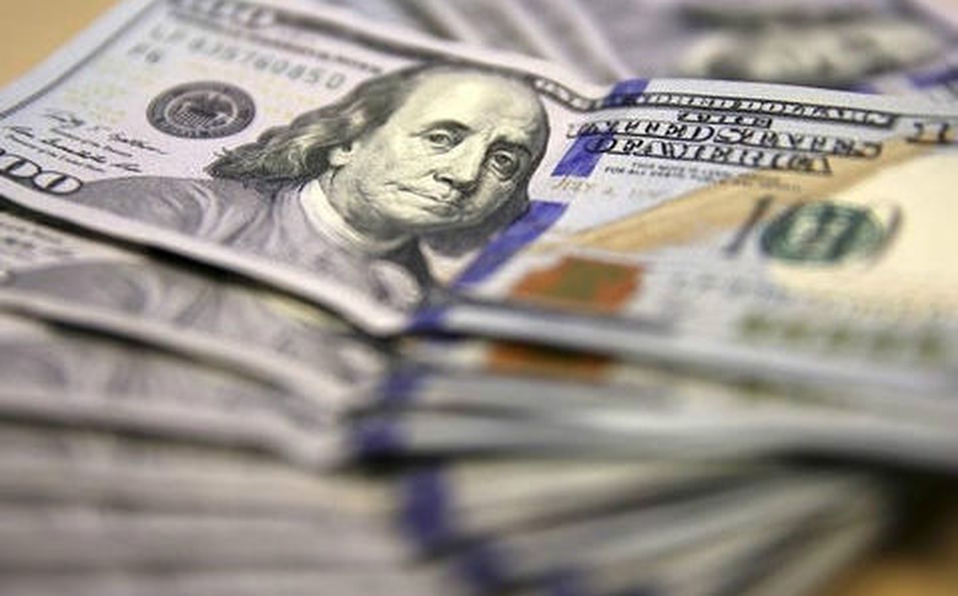 En contraste con el peso, la Bolsa Mexicana de Valores cerró operaciones con un avance mayor al uno por ciento.