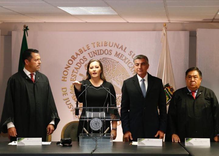 En el primer minuto del 14 de diciembre, rindió protesta Martha Erika Alonso Hidalgo como gobernadora de Puebla (@MarthaErikaA)