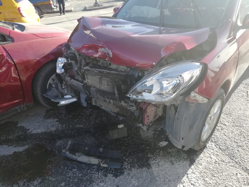 Las dos unidades terminaron arriba del camellón de la avenida Juárez. (Especial)