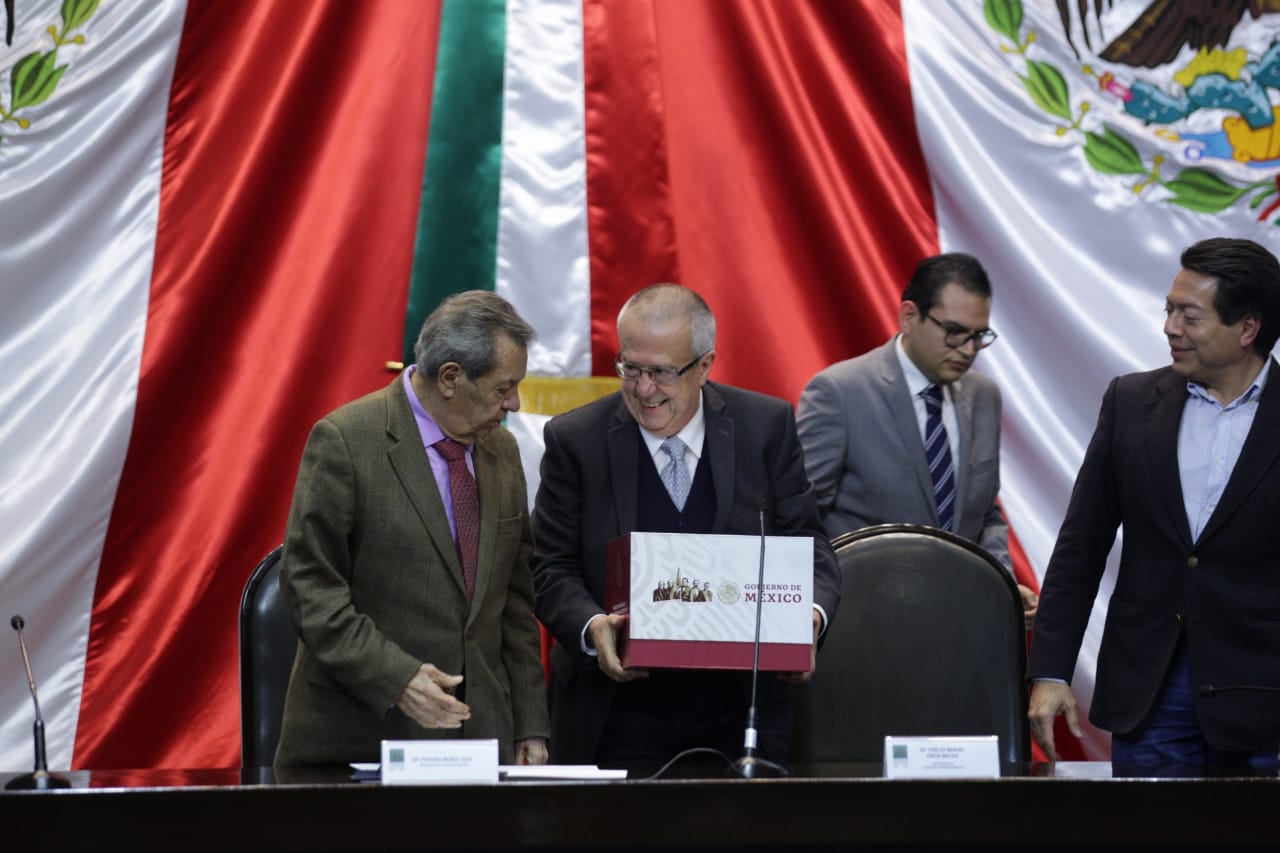 Carlos Urzúa entregó el paquete económico 2019 a la Cámara de Diputados/Omar Franco.