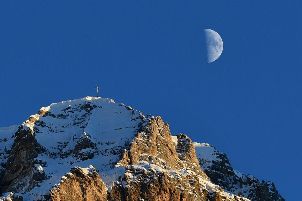 Italia. La Luna sale detrás de un cristo crucificado en las montañas Dolomitas. (AFP)