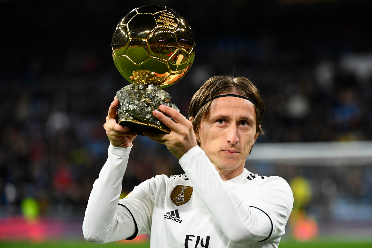Luka Modric muestra su Balón de Oro a la afición del Real Madrid (AFP)
