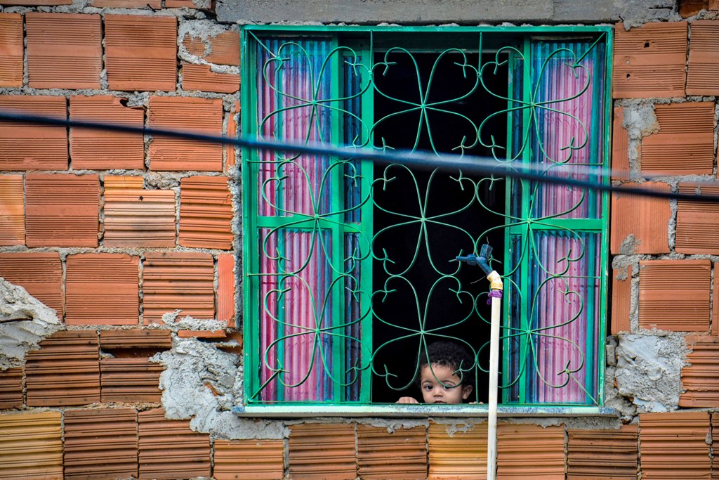 Un niño asoma por la ventana. (Foto: Daniel Taveira)