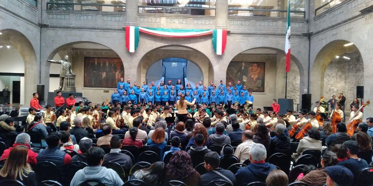 La orquesta “Esperanza Azteca” y del Ensamble Vocal Cantera, en el concierto de Navidad organizado por la Comisión de Cultura. (Especial)