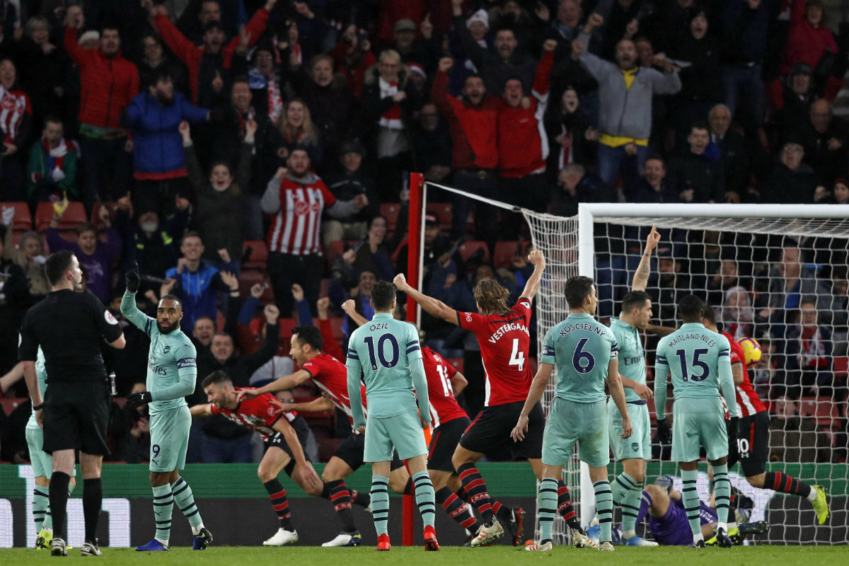 El Arsenal cayó y se aleja de la Champions League (AFP)