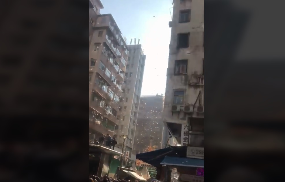 El dinero comenzó a caer del cielo, lo que ocasionó un alboroto en las calles de Hong Kong. (Especial)